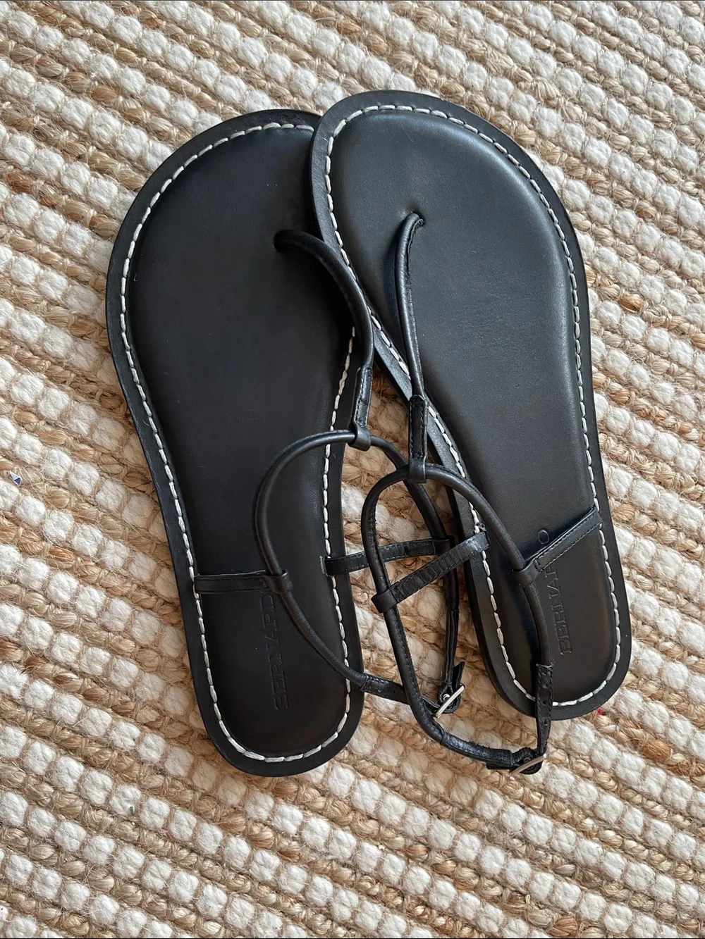 Bernardo Hercu Sandal Black Leather Thin Strap Thongs 9M